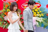 Mai Tài Phến nắm tay 'em gái mưa' Thanh Vy về Kiên Giang giao lưu Mai Tài Phến nắm tay 'em gái mưa' Thanh Vy về Kiên Giang giao lưu