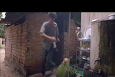 Lương Mạnh Hải bị truy đuổi, trốn dưới cống trong phim mới Lương Mạnh Hải bị truy đuổi, trốn dưới cống trong phim mới