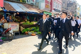 Đàm Vĩnh Hưng và dàn trai trẻ gây "náo loạn" Chợ Cũ Sài Gòn Đàm Vĩnh Hưng và dàn trai trẻ gây "náo loạn" Chợ Cũ Sài Gòn