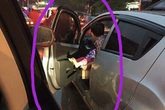 Bố mẹ nhận 'gạch đá' vì cho con vô tư vệ sinh nơi công cộng Bố mẹ nhận 'gạch đá' vì cho con vô tư vệ sinh nơi công cộng