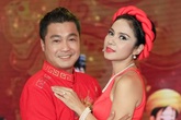 Việt Trinh mặc yếm, ôm Lý Hùng trên sân khấu Việt Trinh mặc yếm, ôm Lý Hùng trên sân khấu