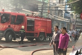 Nhà cao tầng bốc cháy dữ dội, nhiều người mắc kẹt Nhà cao tầng bốc cháy dữ dội, nhiều người mắc kẹt