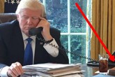 Bí ẩn nút bấm đỏ trên bàn làm việc của ông Trump Bí ẩn nút bấm đỏ trên bàn làm việc của ông Trump