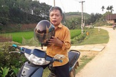 Cụ ông chở vợ đi chơi, đánh rơi vợ giữa đường và cái kết bất ngờ Cụ ông chở vợ đi chơi, đánh rơi vợ giữa đường và cái kết bất ngờ