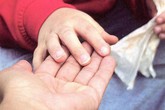 Giải nỗi oan cha mẹ bận kiếm tiền khiến con tự kỷ Giải nỗi oan cha mẹ bận kiếm tiền khiến con tự kỷ