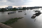 Thiếu nữ có ý định nhảy sông tự tử được công an cứu Thiếu nữ có ý định nhảy sông tự tử được công an cứu