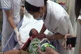 Bé gái sơ sinh bị nhét vào hộp giầy vứt bên lề đường Bé gái sơ sinh bị nhét vào hộp giầy vứt bên lề đường