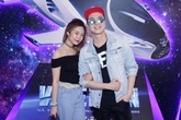 Nhật Tinh Anh và bạn gái quấn quýt không rời ở rạp phim Nhật Tinh Anh và bạn gái quấn quýt không rời ở rạp phim