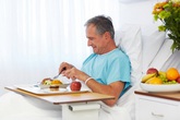 Chuyên gia tư vấn: Cách bổ sung dinh dưỡng cho người sau phẫu thuật, ốm lâu ngày Chuyên gia tư vấn: Cách bổ sung dinh dưỡng cho người sau phẫu thuật, ốm lâu ngày