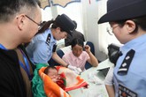 Ôm bé trẻ sơ sinh ngủ li bì mười mấy tiếng trên tàu, tội ác của cặp vợ chồng bị lật tẩy Ôm bé trẻ sơ sinh ngủ li bì mười mấy tiếng trên tàu, tội ác của cặp vợ chồng bị lật tẩy