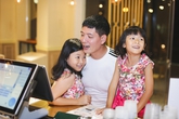 Bình Minh hai tay bế hai con gái đứng chọn trà sữa Bình Minh hai tay bế hai con gái đứng chọn trà sữa