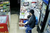 Bé gái 7 tuổi bị bắt cóc khi một mình trông cửa hàng Bé gái 7 tuổi bị bắt cóc khi một mình trông cửa hàng