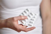 Bí mật sau vỉ thuốc tránh thai của cô giúp việc Bí mật sau vỉ thuốc tránh thai của cô giúp việc