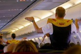 Những mật ngữ giữa các phi công và tiếp viên mà hành khách nên biết Những mật ngữ giữa các phi công và tiếp viên mà hành khách nên biết