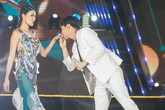Rocker Nguyễn bất ngờ hôn tay Lan Khuê trên sân khấu Rocker Nguyễn bất ngờ hôn tay Lan Khuê trên sân khấu