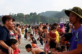 Biển Sầm Sơn đông đặc, khách Hà Nội quay xe bỏ về Biển Sầm Sơn đông đặc, khách Hà Nội quay xe bỏ về