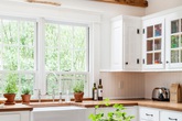 Mê mẩn 15 cửa sổ kính vừa đẹp vừa nên thơ của những căn bếp này Mê mẩn 15 cửa sổ kính vừa đẹp vừa nên thơ của những căn bếp này