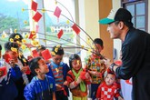 Theo chân Phan Anh mang Tết đến bà con nghèo vùng lũ Theo chân Phan Anh mang Tết đến bà con nghèo vùng lũ