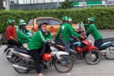 Thất thế, tài xế xe ôm 'mượn danh' Grab, Uber bắt khách Thất thế, tài xế xe ôm 'mượn danh' Grab, Uber bắt khách