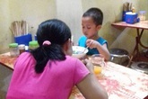 Sự thật câu chuyện "bố ích kỷ một mình 1 bát phở, 3 mẹ con chia nhau 1 bát" khiến chị em bức xúc Sự thật câu chuyện "bố ích kỷ một mình 1 bát phở, 3 mẹ con chia nhau 1 bát" khiến chị em bức xúc