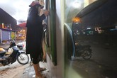 Bà bầu phải kiễng chân, bám bục ATM để rút tiền Bà bầu phải kiễng chân, bám bục ATM để rút tiền
