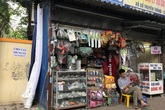 Dãy phố mỗi cửa hàng rộng 1m2 tồn tại 40 năm giữa Hà Nội Dãy phố mỗi cửa hàng rộng 1m2 tồn tại 40 năm giữa Hà Nội