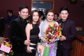 Ngọc Sơn quỳ gối trên sân khấu, dành tặng mẹ món quà đặc biệt Ngọc Sơn quỳ gối trên sân khấu, dành tặng mẹ món quà đặc biệt