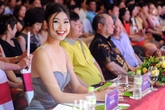 'Bản sao Hà Tăng' khoe nụ cười rạng rỡ trên ghế nóng 'Bản sao Hà Tăng' khoe nụ cười rạng rỡ trên ghế nóng