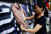 Người Sài Gòn đổ xô mua áo khoác ngày lạnh dưới 20 độ C Người Sài Gòn đổ xô mua áo khoác ngày lạnh dưới 20 độ C