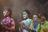 Nghệ sĩ Việt áo dài rực rỡ, thành kính trong Lễ giỗ Tổ nghề sân khấu Nghệ sĩ Việt áo dài rực rỡ, thành kính trong Lễ giỗ Tổ nghề sân khấu