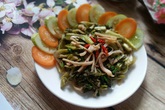 Bữa tối có mực xào dưa chua thì bao nhiêu cơm cũng hết bay Bữa tối có mực xào dưa chua thì bao nhiêu cơm cũng hết bay