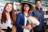 Anandi của 'Cô dâu 8 tuổi' bị bủa vây ở sân bay Tân Sơn Nhất Anandi của 'Cô dâu 8 tuổi' bị bủa vây ở sân bay Tân Sơn Nhất