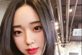 Nhờ bức ảnh chụp dạo tại triển lãm xe hơi, cô gái vô danh trở thành hot girl vì quá xinh Nhờ bức ảnh chụp dạo tại triển lãm xe hơi, cô gái vô danh trở thành hot girl vì quá xinh