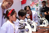 Vừa vào lớp 1, Rio nhà Minh Hà đã trổ tài làm "nhà khoa học nhí" Vừa vào lớp 1, Rio nhà Minh Hà đã trổ tài làm "nhà khoa học nhí"