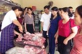 Trong 1 buổi sáng, quầy thịt lợn sạch bán hết veo 100 con Trong 1 buổi sáng, quầy thịt lợn sạch bán hết veo 100 con