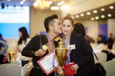 Phan Hiển hôn má Khánh Thi sau khi đoạt huy chương vàng Phan Hiển hôn má Khánh Thi sau khi đoạt huy chương vàng