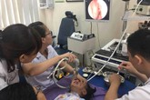 Bé gái 3 tuổi nhập viện vì nhét pin đồ chơi vào mũi Bé gái 3 tuổi nhập viện vì nhét pin đồ chơi vào mũi
