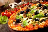Bánh pizza giá 4,5 tỷ đồng đại gia ăn được làm từ cái gì? Bánh pizza giá 4,5 tỷ đồng đại gia ăn được làm từ cái gì?