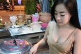 Khách nườm nượp kéo đến quán ăn vì cô chủ xinh đẹp có thân hình quá nóng bỏng Khách nườm nượp kéo đến quán ăn vì cô chủ xinh đẹp có thân hình quá nóng bỏng