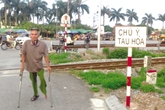 Người đàn ông tật nguyền, 10 năm gác đường tàu cứu người Người đàn ông tật nguyền, 10 năm gác đường tàu cứu người