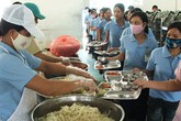 Hải Phòng: Nguy cơ ngộ độc từ suất ăn tập thể kém chất lượng Hải Phòng: Nguy cơ ngộ độc từ suất ăn tập thể kém chất lượng