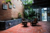 Gia chủ Sài Gòn bỏ nửa nhà làm sân Gia chủ Sài Gòn bỏ nửa nhà làm sân