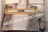 Túi Hermes bạch tạng 2,5 tỷ của Ngọc Trinh bán nhan nhản ở Việt Nam chỉ 2,5 triệu đồng Túi Hermes bạch tạng 2,5 tỷ của Ngọc Trinh bán nhan nhản ở Việt Nam chỉ 2,5 triệu đồng