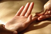 Chân tay ra nhiều mồ hôi, mùi nặng làm sao khử? Chân tay ra nhiều mồ hôi, mùi nặng làm sao khử?