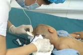Niềm mong mỏi người thân cháu bé bị tai nạn ở trường mầm non Niềm mong mỏi người thân cháu bé bị tai nạn ở trường mầm non