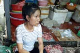 Sự dã man của con người nhìn từ quầy thịt lợn bị té dầu luyn trộn chất thải Sự dã man của con người nhìn từ quầy thịt lợn bị té dầu luyn trộn chất thải