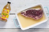 Chỉ 1 lần đổ giấm lên thịt, bạn được đến 2 công dụng quá tuyệt vời Chỉ 1 lần đổ giấm lên thịt, bạn được đến 2 công dụng quá tuyệt vời