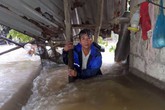 Lũ ập vào nhà cuốn mất tích cháu bé 4 tuổi Lũ ập vào nhà cuốn mất tích cháu bé 4 tuổi