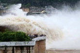 Hòa Bình: Người dân "phấn khích" vì thủy điện... xả lũ Hòa Bình: Người dân "phấn khích" vì thủy điện... xả lũ