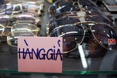 Kính mắt giá rẻ… 'như cho' đổ bộ Sài Gòn Kính mắt giá rẻ… 'như cho' đổ bộ Sài Gòn